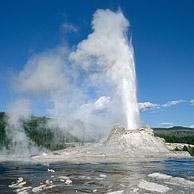 Kasteelgeiser / Castle Geyser met de uitstoot van kokend heet water dat 27 meter hoog de lucht in wordt gespoten, Yellowstone Nationaal Park, Wyoming, US
<BR><BR>Zie ook www.arterra.be</P>